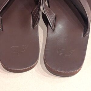 Vineyard Vines Men’s Brown Whale Flip Flops. Size 9